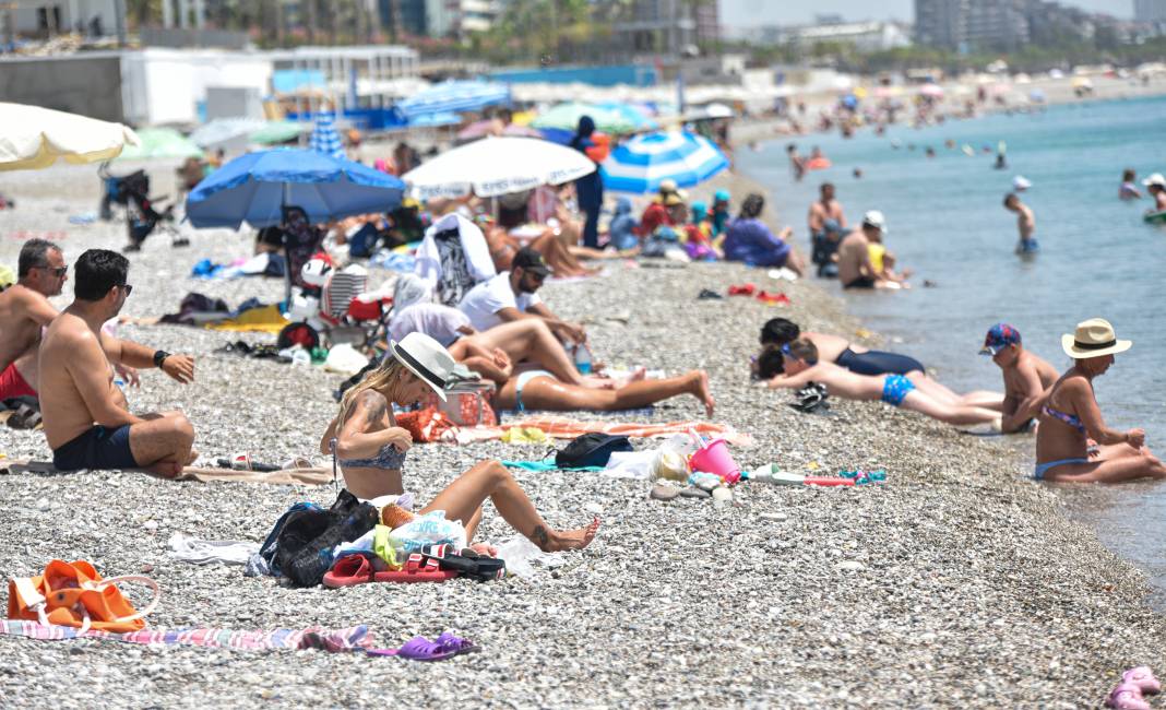 Antalya'da sıcaklık 43,7 dereceye yükseldi. Vatandaşlar sahile akın etti 4